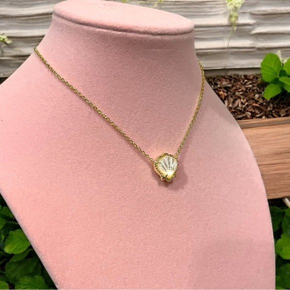 Kendra Scott Brynne Ivory Mother of Pearl Shell Gold Short Pendant Necklace NEW - Picture 3 of 5